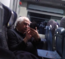 Aldo durante uno spostamento in treno